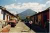 Antigua Guatemala utcin, httrben az Agua vulkn